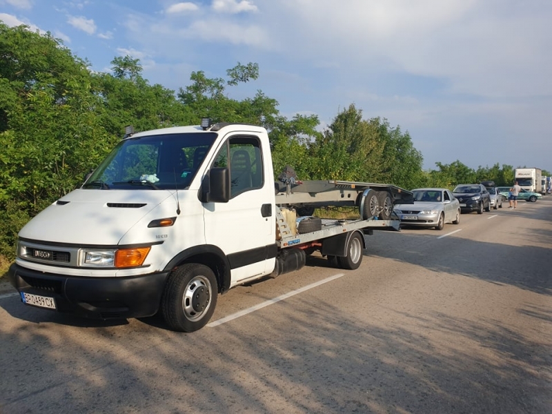 Километрични опашки от автомобили са се образували на пътя между