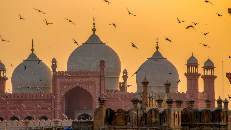 Най малко 30 души са загинали и 56 са ранени при