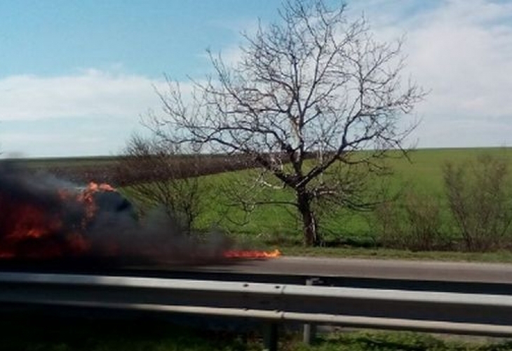 Горящо БМВ затапи движението по пътя Ветрен-Бургас тази сутрин, съобщават