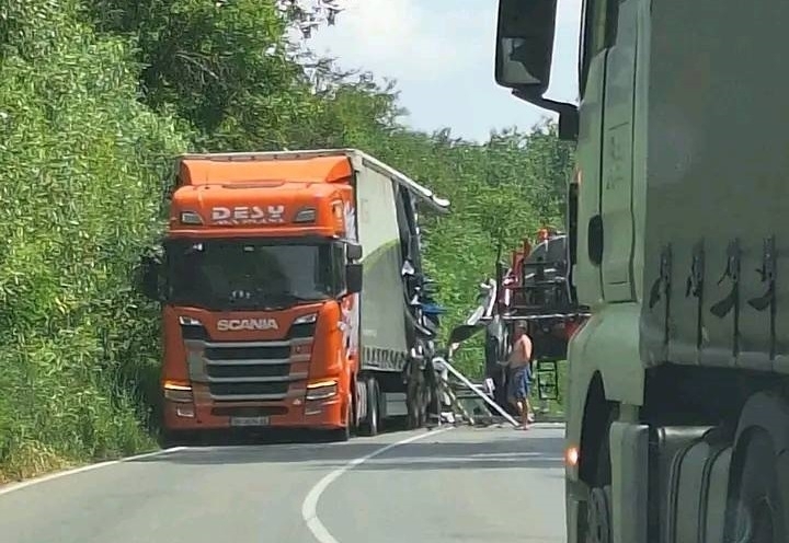 Удар на пътя! Самоходна пръскачка и ТИР се помляха на междуселски път в Монтанско /снимки/