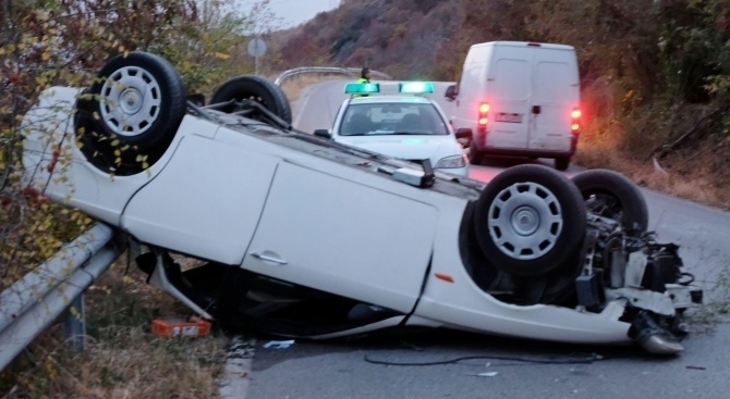 Възрастен мъж е пострадал при тежка катастрофа между Лом и