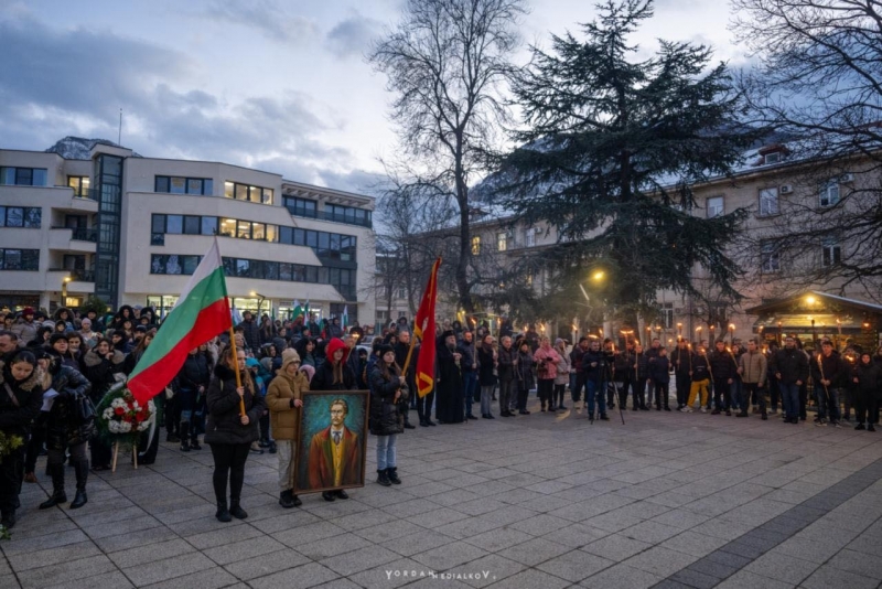 Стотици ученици учители представители на институции и граждани се включиха