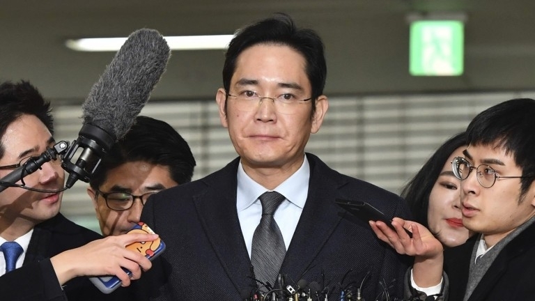 След едногодишно задържане наследникът на Samsung Лий Дже йон бе освободен