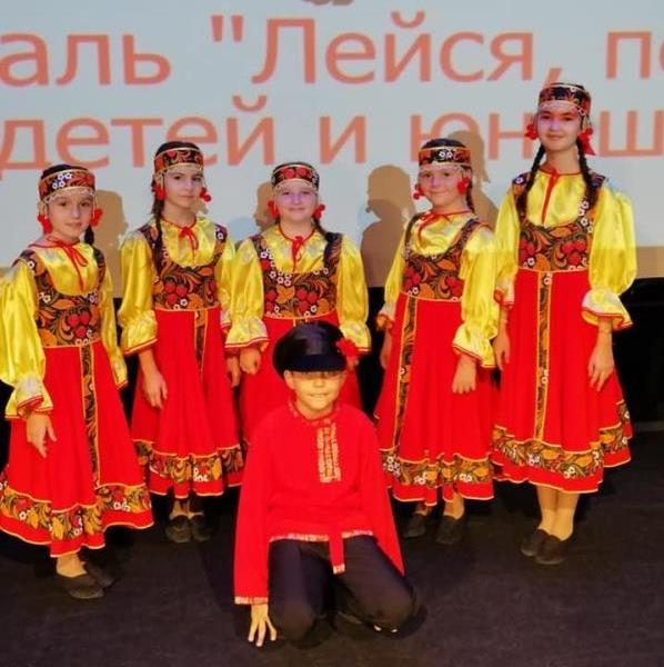 Талантливите певици от ВГ "Детски свят" с ръководител Анета Петкова