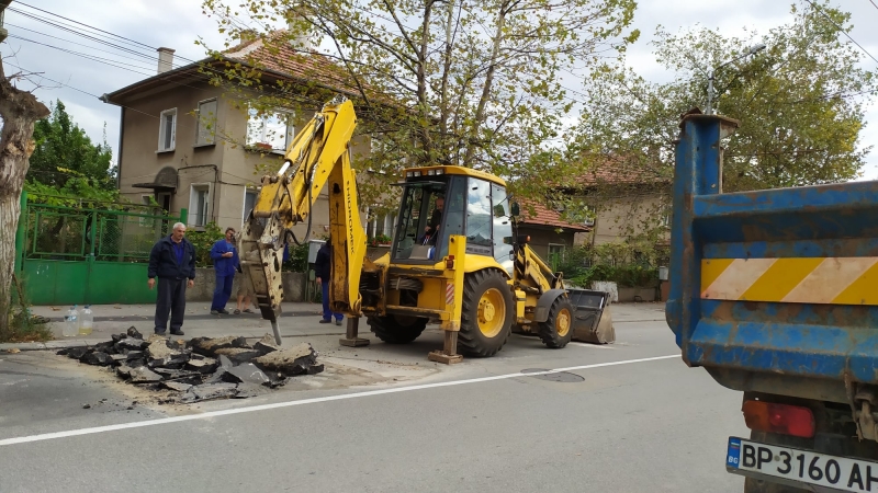 Топлофикация отново разкопа ул Околчица във Враца видя репортер на