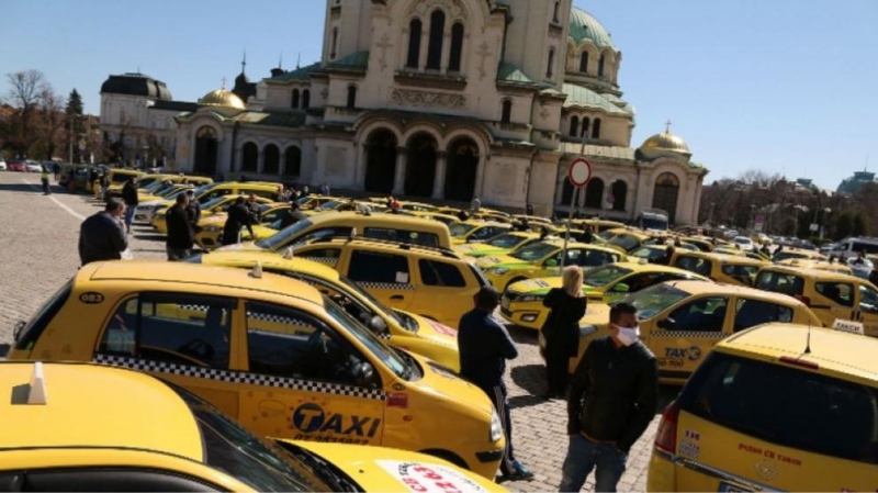 Таксиметрови шофьори излязоха на протест и окупираха пространството около храм
