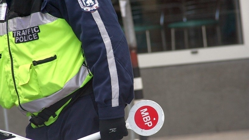 Полицаи спипаха 48 годишен мъж с нередовен лек автомобил в Лом