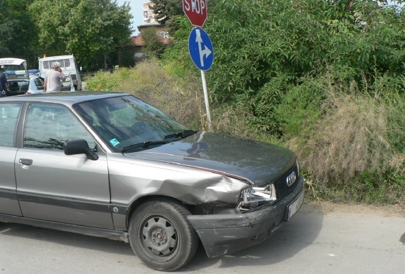 Възрастен водач на лек автомобил Ауди е причинил катастрофа след като