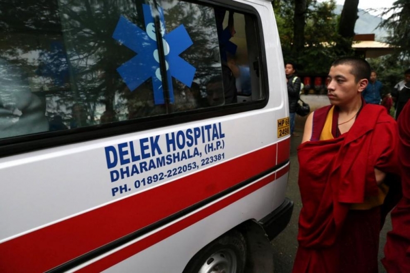 Спасителите в Индия използваха тежки багери за да разчистят купчини