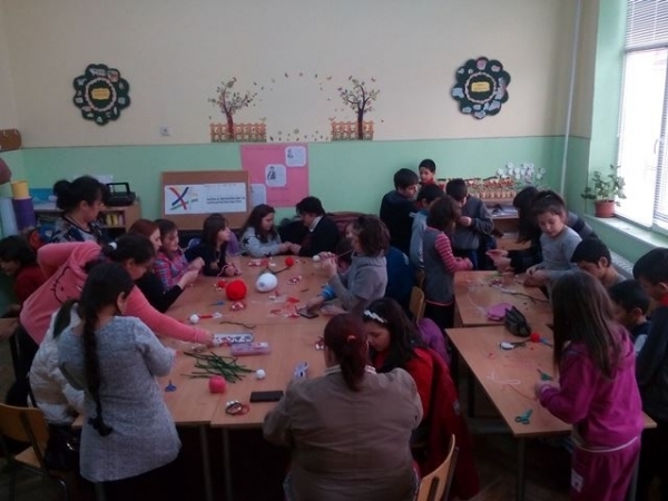 В атрактивна Работилница за мартеници се включиха родители и ученици