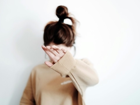 Осмокласничка е в болница със счупен нос след удар с