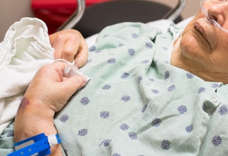 36 годишна жена заля родната си майка със сода каустик след