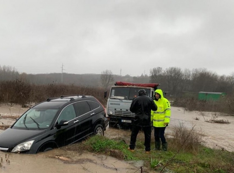 Рибари са закъсали в тиня на язовир Огоста в землището