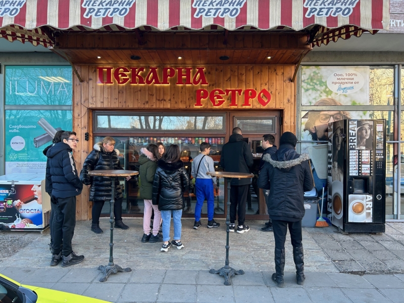 Неприятна изненада! Мъж си купи закуска от пекарна „Ретро“ във Враца, намери в нея гаден бонус /снимки/