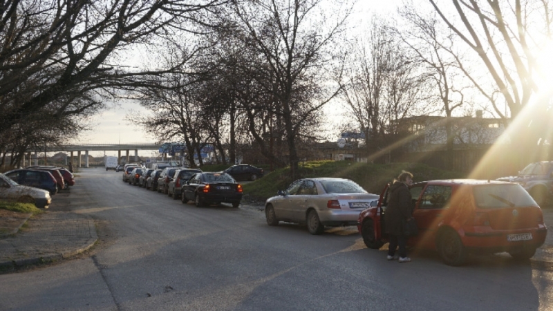 Огромни опашки от автомобили се извиха тази вечер пред видинските