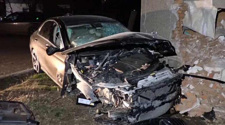 Лек автомобил Фолксваген Голф е катастрофирал в село Чирен съобщиха