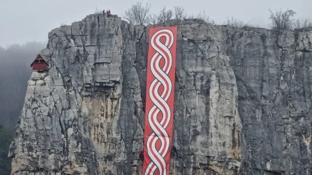 Гигантска бяло червена мартеница краси Искърското дефиле Тя беше спусната днес