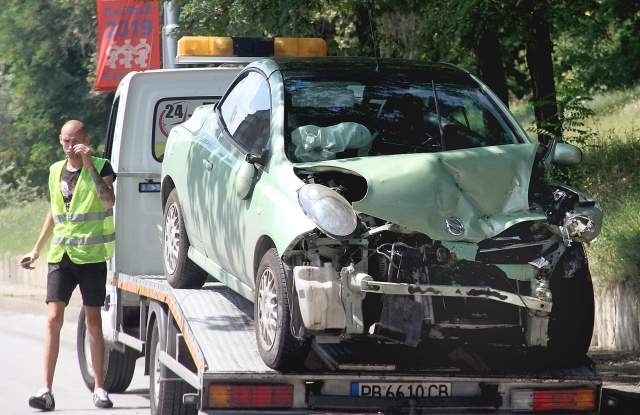 Значителни материални щети и наранявания получиха двама водачи след челен