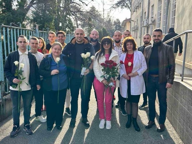 Жест на съпричастност: Цветя и подкрепа за дамите в КОЦ-Враца по повод 8 март /снимки/