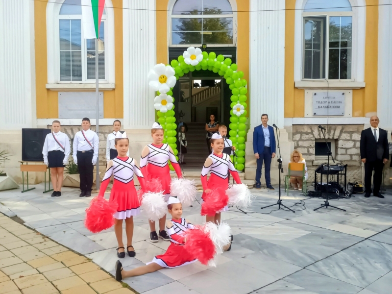 321 ученици ще се обучават през новата учебна година в ОУ „Христо Ботев“ - Мездра /снимки/