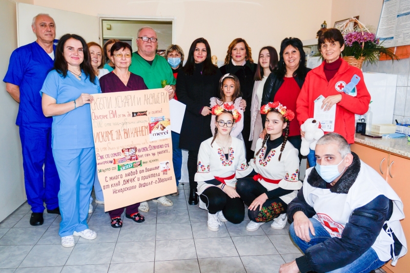 Представители на Община Мездра, доброволци от общинската организация на Български