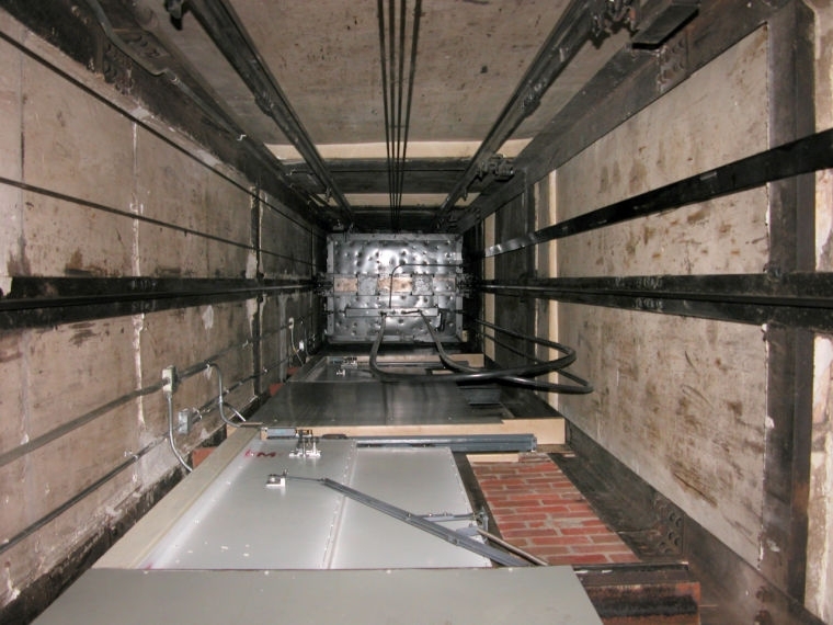 Огнеборци са извадили жена от заседнал асансьор в Монтана съобщиха