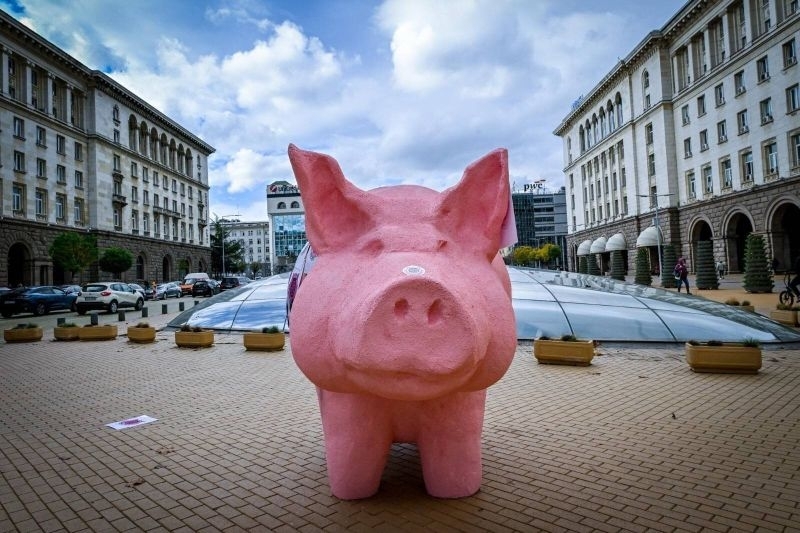 Арт инсталацията на прасето касичка която стана популярна по време