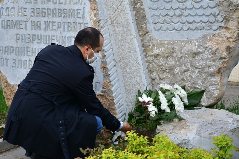 Кметът Калин Каменов поднесе цветя пред паметния знак за загиналите