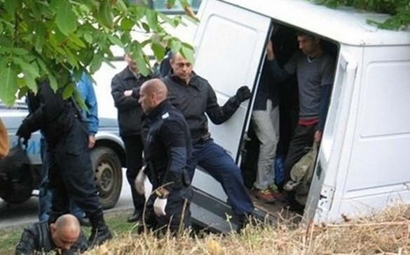 Служители на реда са заловили бежанци във Вършец научи агенция