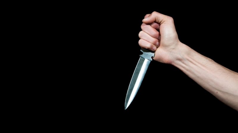 Непълнолетен намушка с нож приятеля на майка си в Шумен, съобщиха от