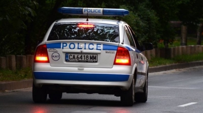 Издирват мъж спретнал си гонка с полицаи във Врачанско съобщиха