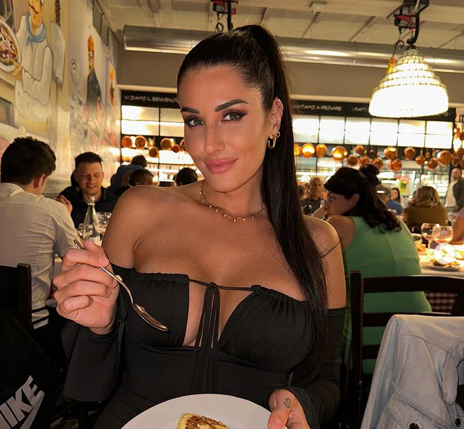 Изкусителната баскетболистка Валентина Виняли отново провокира феновете си в социалните