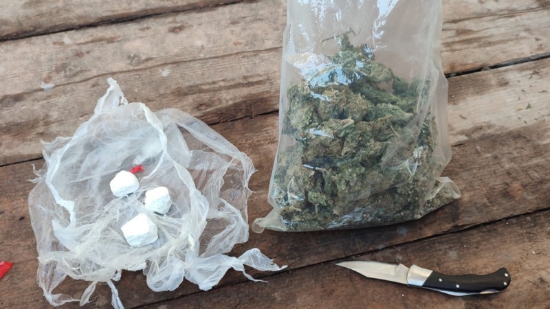 Полицаи намериха 10 пликчета с наркотици у хлапачка от Оряхово