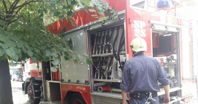 10 автомобила изгоряха след умишлен палеж на охраняем паркинг в столичния