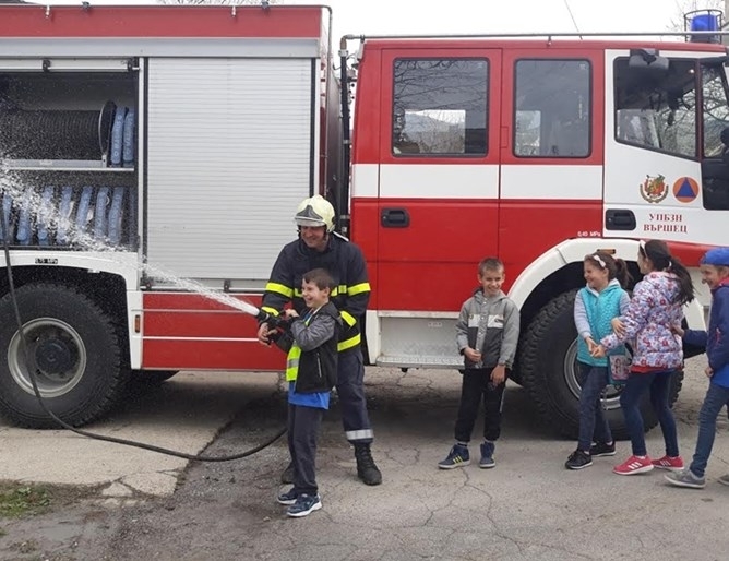 Третокласниците от Детско полицейско управление Вършец имаха занятие на