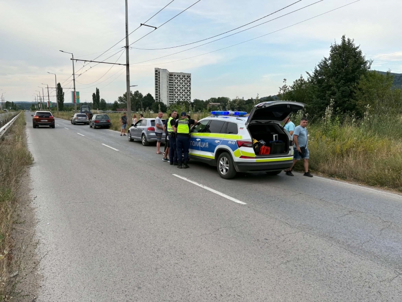 Моторист е в болница след зрелищна катастрофа във Враца съобщиха