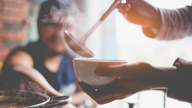 Услугата за предоставяне на топъл обяд на хора от уязвимите