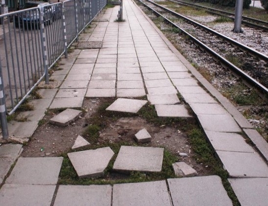 Полицията издирва вандал потрошил тротоарни плочки във Враца съобщават от