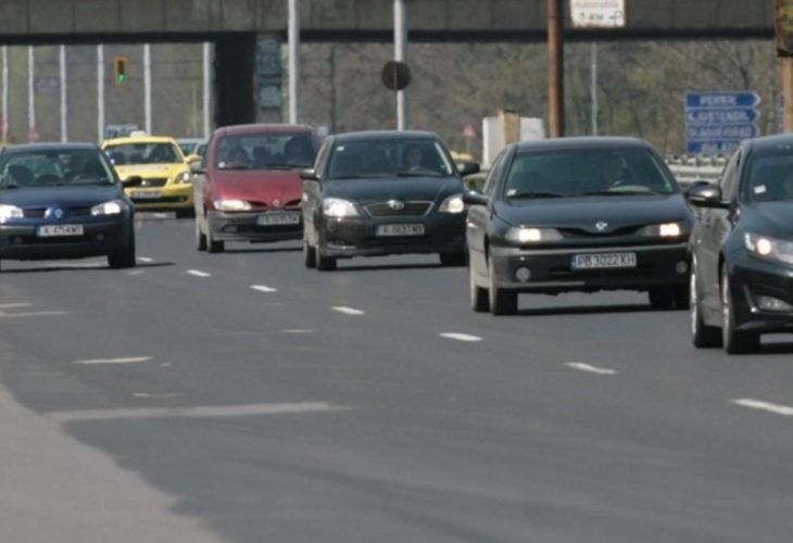 Засилен трафик се очаква по всички пътища на страната по