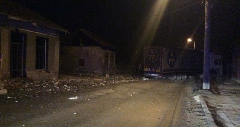 Турски тир се заби в къща в търновското село Самоводене