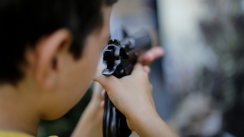 Дете се простреля с пистолета на доведения си баща във