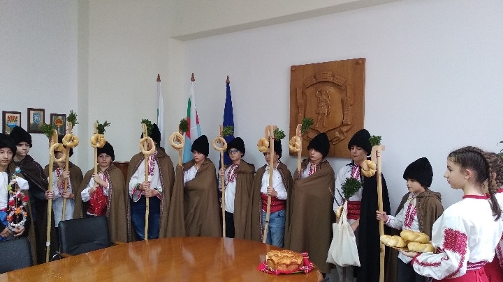 Коледари посетиха община Монтана на Игнажден Момичета и момчета от 6 и и 7 и