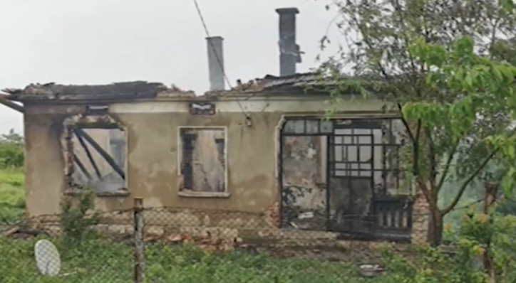 Многодетно семейство остана на улицата след като пожар унищожи къщата