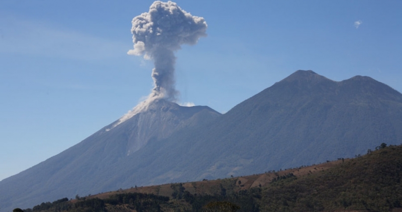 Жертвите след изригването на вулкана Фуего в Гватемала се увеличиха