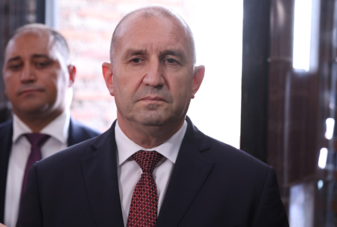 Анализатори: Радев изпусна шанса си, ПП-ДБ се топи в лидерски амбиции