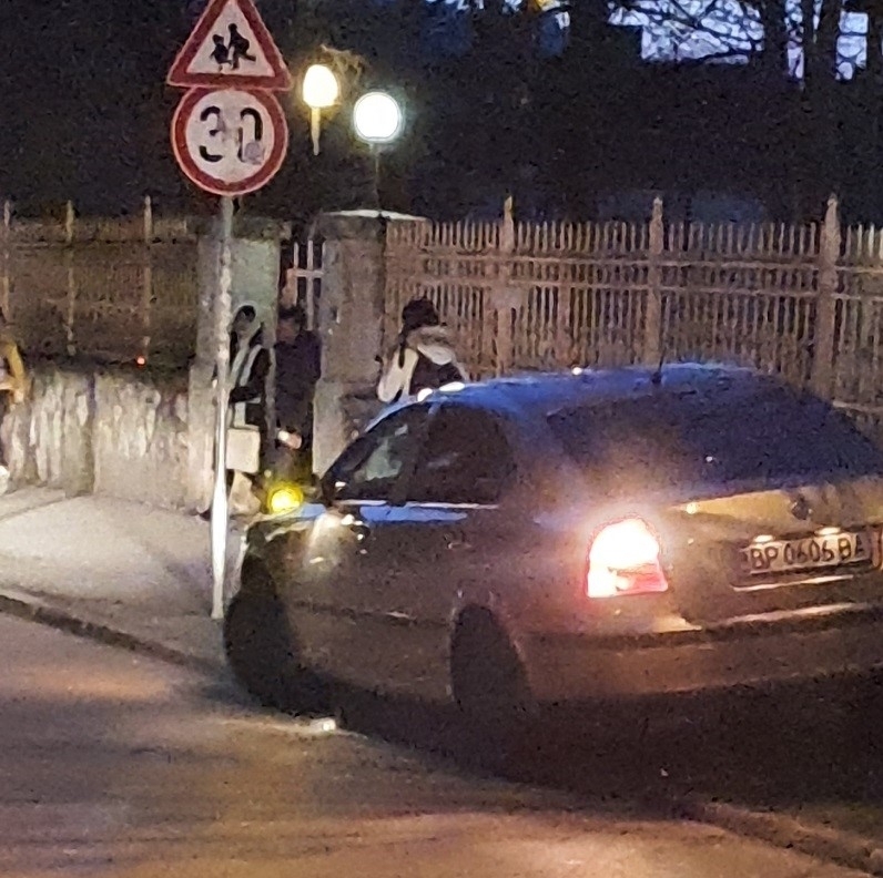 Наглото паркиране на тротоари във Враца се превърна в обичайна