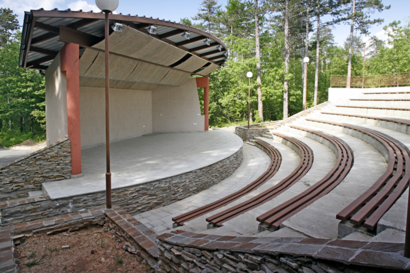 Малолетни изпочупиха амфитеатъра във Вършец съобщиха от МВР в Монтана На