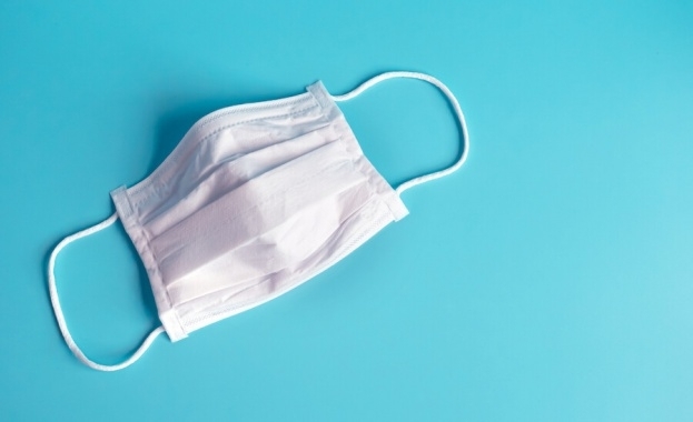 Задължително става носенето на предпазни маски и на открито в