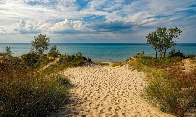 Официално вече е лято астрономически го посрещнахме с високи температури
