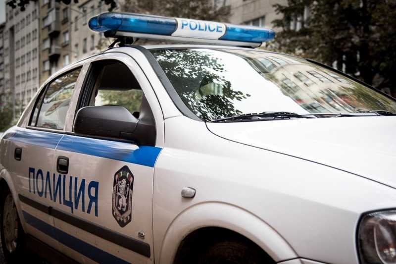 Разярен незнайно от какво дядо изпотрошил стъклата на автомобили в